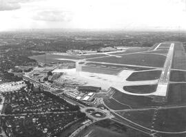 Flughafen mit Verwaltungsgebäude und Straßenbahnkehre
